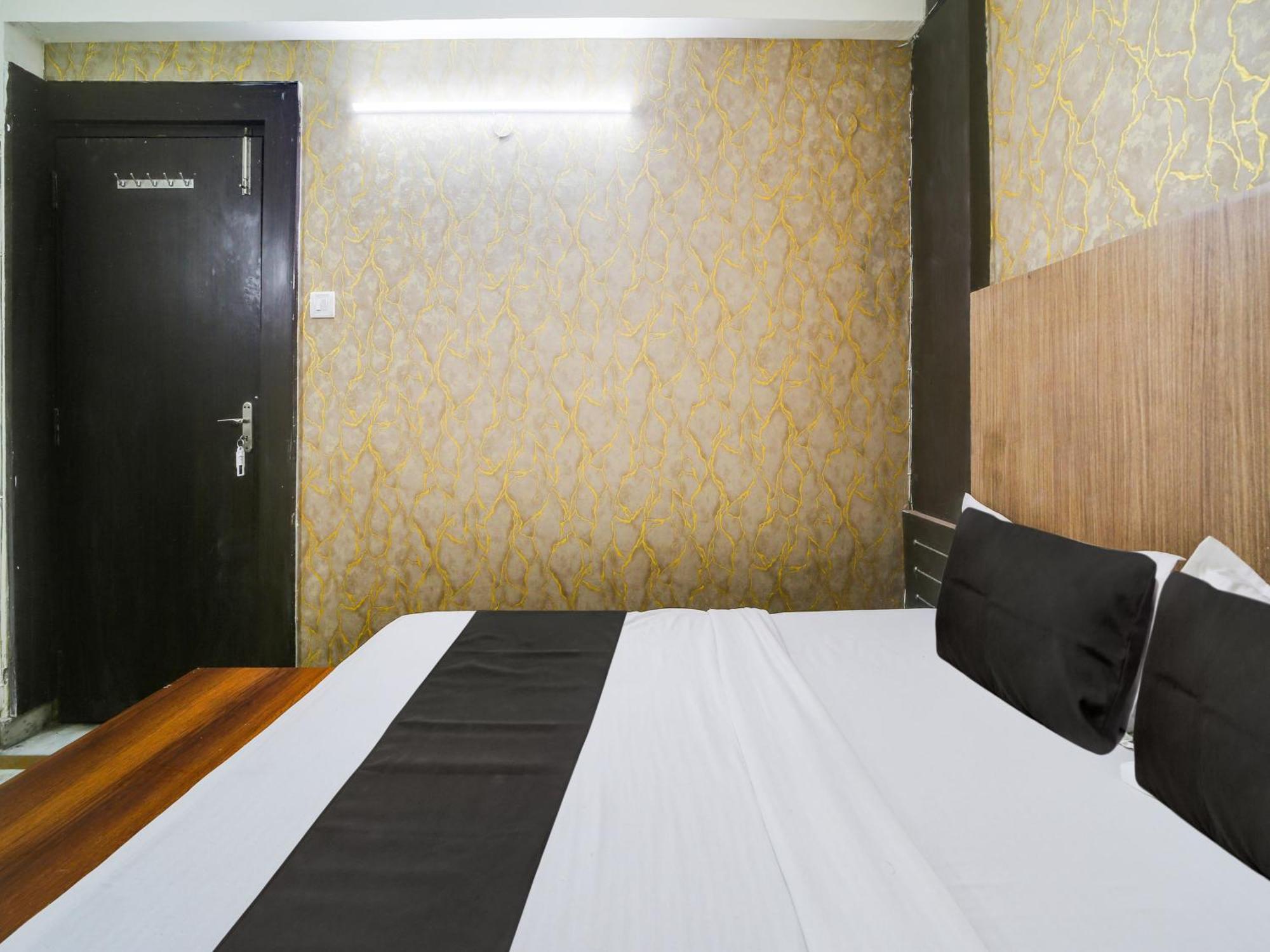 Super Hotel O The Surbhi Bhopal Bagian luar foto